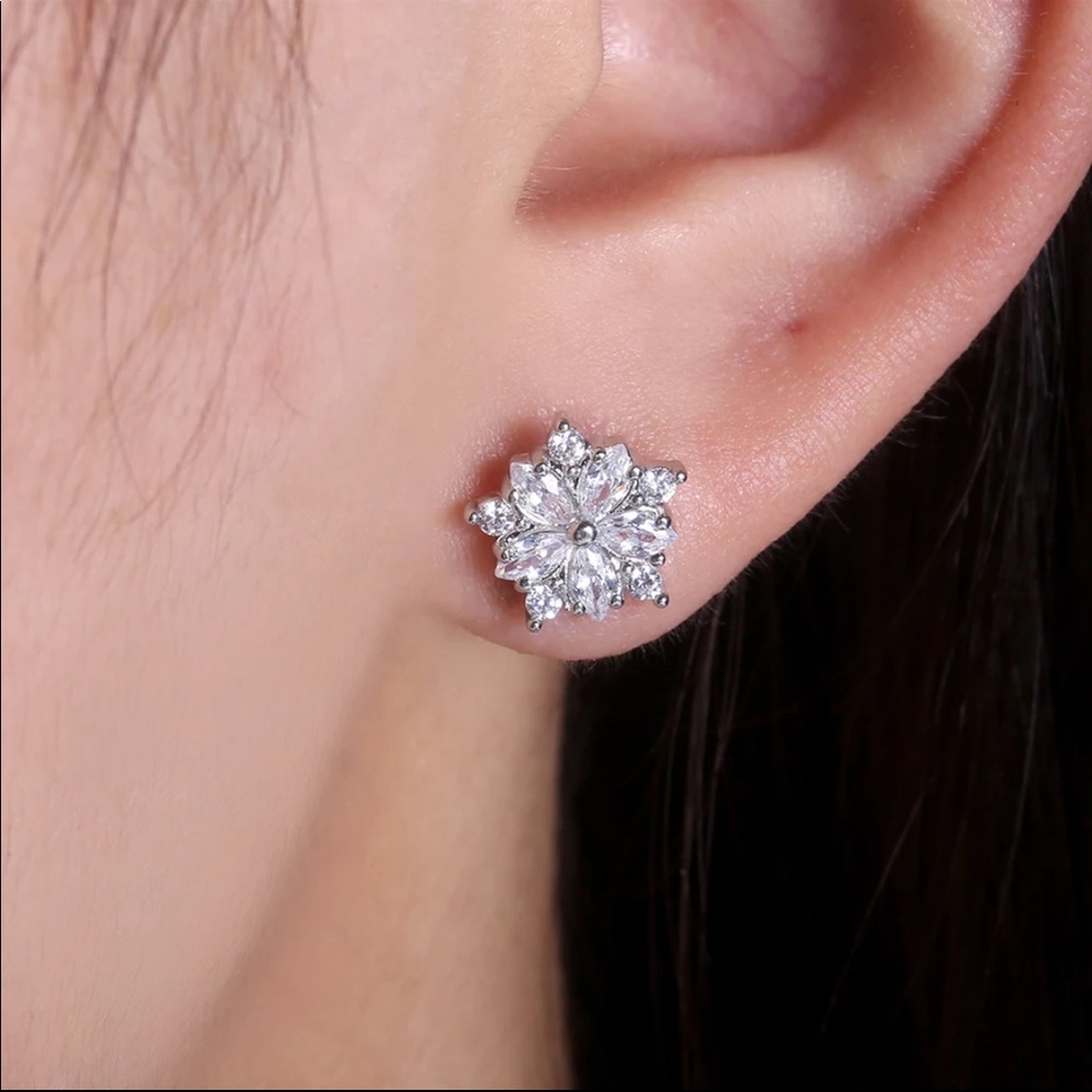 New Women’s 925 Silver Flower Diamond Earrings - Picture 3 of 3